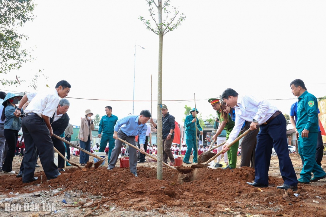 Đại biểu cùng tham gia trồng cây xanh tại khu vực quy hoạch xây dựng Hoa viên tổ dân phố 9.