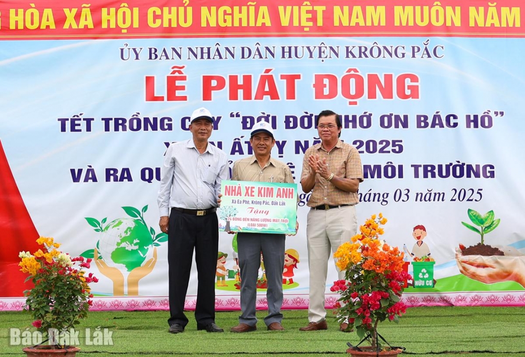 Nhà xe Kim Anh (xã Ea Phê) tặng 24 trụ đèn năng lượng mặt trời lắp đặt tại Đài tưởng niệm Liệt sĩ.