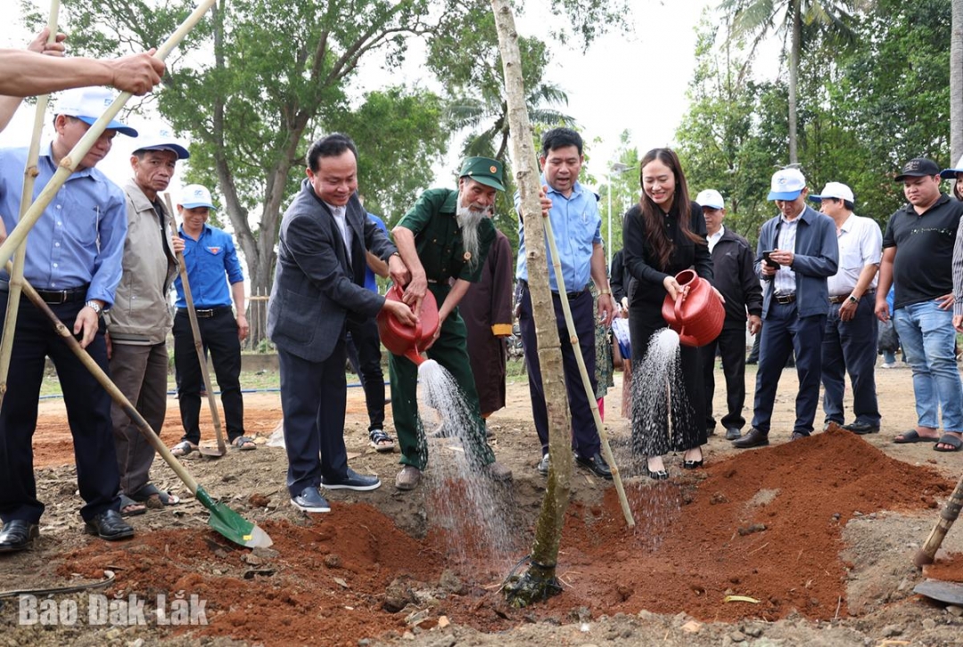 Đại biểu và người dân cùng tham gia trồng cây tại Hoa viên Ea Phê.