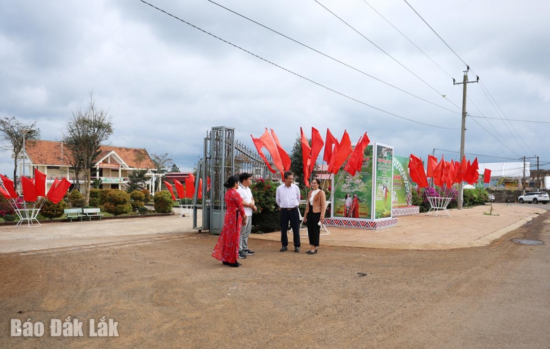 Lãnh đạo Sở Văn hóa, Thể thao và Du lịch và UBND huyện Krông Pắc rà soát công tác chuẩn bị tổ chức Hội trại Cà phê tại Di tích lịch sử - văn hóa Đồn điền CADA.