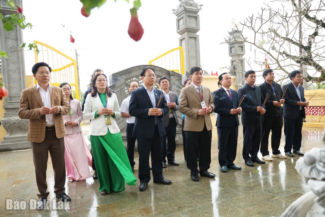 Các đại biểu dâng hương tưởng niệm chiến sĩ cách mạng, công nhân đã hi sinh cho sự nghiệp giải phóng dân tộc, thống nhất đất nước tại Di tích lịch sử Miếu thờ CADA.