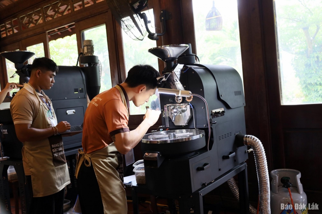 Thí sinh thực hiện bài thi rang.