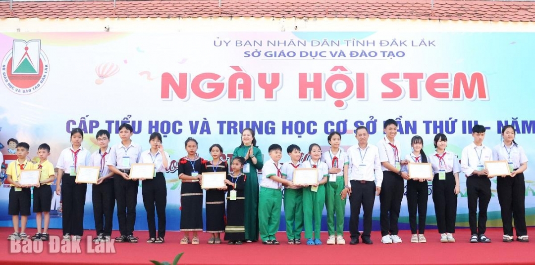 Ban tổ chức ngày hội trao giải Nhất cho đại diện học sinh thực hiện các dự án.