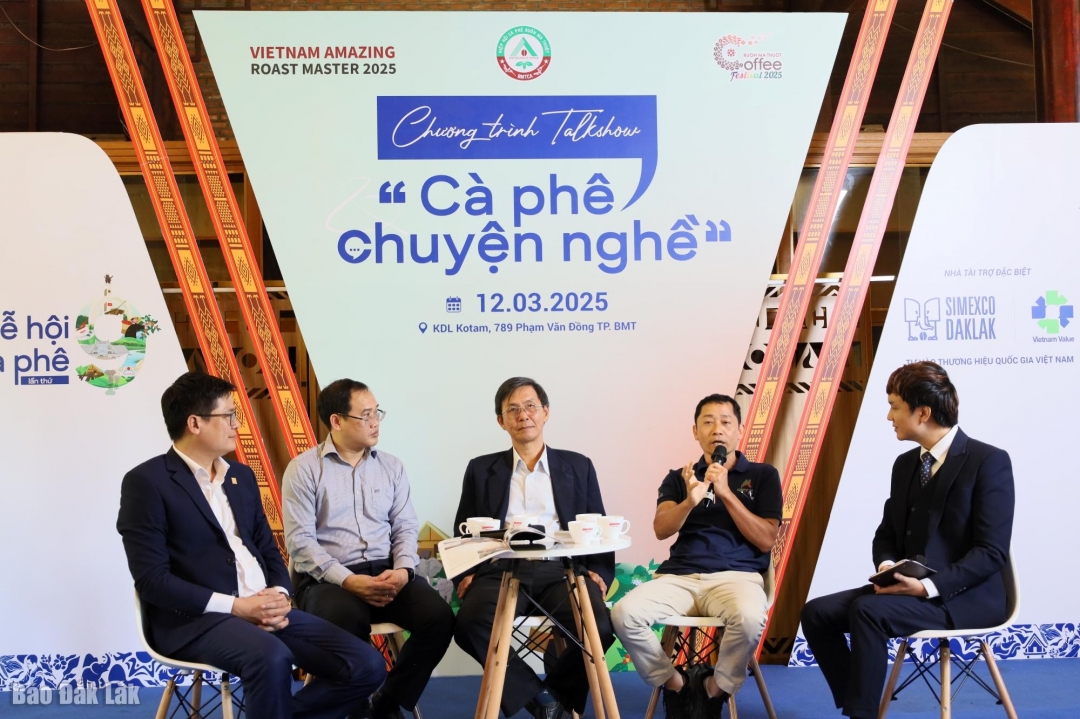 Các diễn giả chia sẻ câu chuyện về cà phê đặc sản tại Talkshow Cà phê và chuyện nghề.