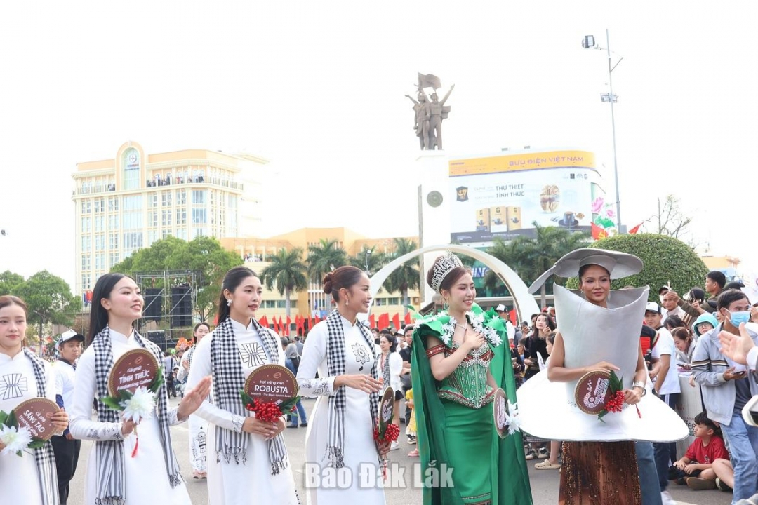 Các hoa hậu, người đẹp xuất hiện đã thu hút sự chú ý đặc biệt của khán giá