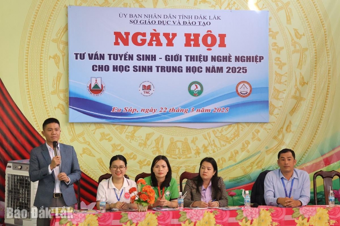 Ban tổ chức ngày hội thông tin về ngành, nghề học sinh có thể học sau khi tốt nghiệp THCS.