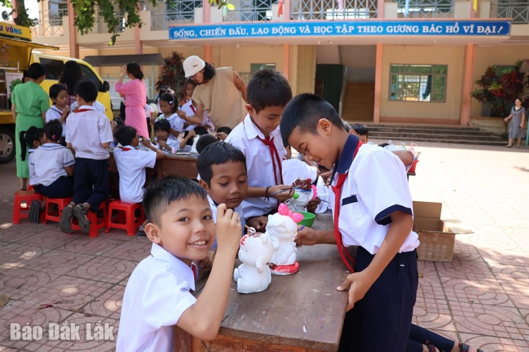 Giờ học ngoại khóa của học sinh Trường Tiểu học Hoàng Hoa Thám, phường Thành Nhất, TP. Buôn Ma Thuột.