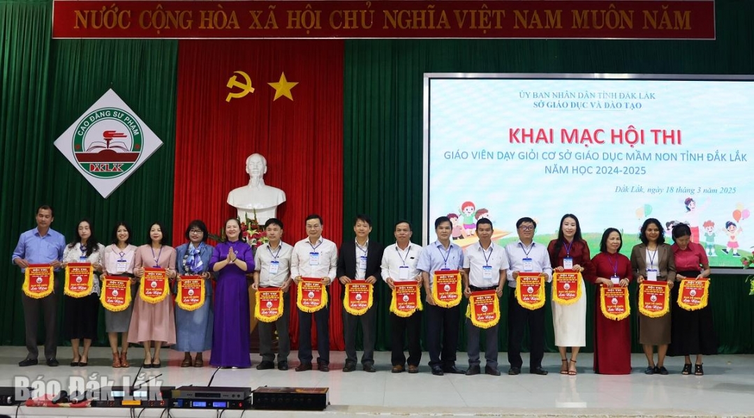 Ban tổ chức hội thi tặng cờ lưu niệm cho các đơn vị dự thi.