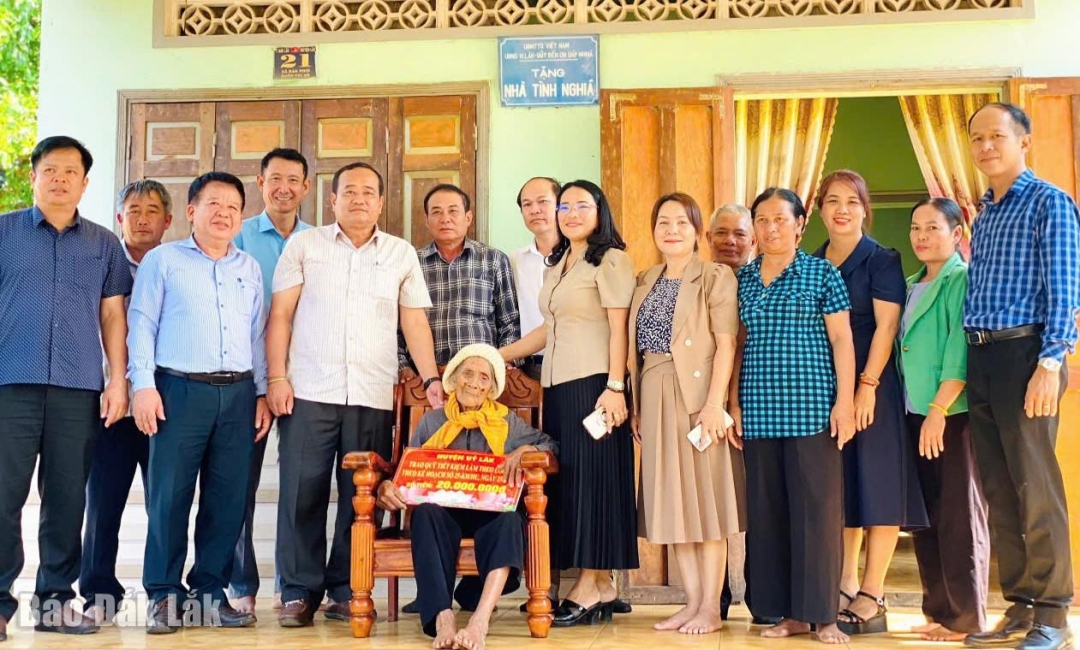 Đoàn công tác thăm và trao Quỹ Tiết kiệm làm theo lời bác cho gia đình Mẹ Việt Nam Anh hùng HNăr Ông.