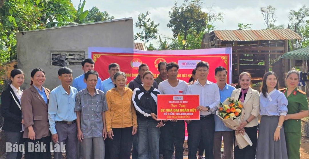 Ban Chỉ đạo chương trình xóa nhà tạm, nhà dột nát huyện Ea Kar cùng nhà tài trợ, cấp ủy, chính quyền, đoàn thể xã Cư Huê trao bảng biểu trưng kinh phí hỗ trợ xây dựng nhà Đại đoàn kết cho gia đình chị HMri Mlô. 