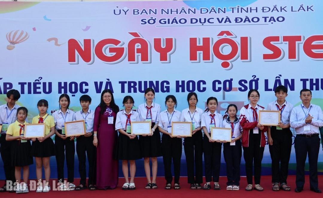 Đại diện Ban tổ chức ngày hội trao giải cho các học sinh có dự án đoạt giải Nhì.