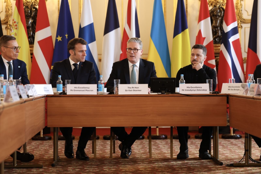 Thủ tướng Anh Keir Starmer (giữa), Tổng thống Pháp Emmanuel Macron (trái) và Tổng thống Ukraine Volodymyr Zelensky dự Hội nghị thượng đỉnh châu Âu về vấn đề Ukraine, ở London (Anh), ngày 2/3/2025. Ảnh: THX/TTXVN