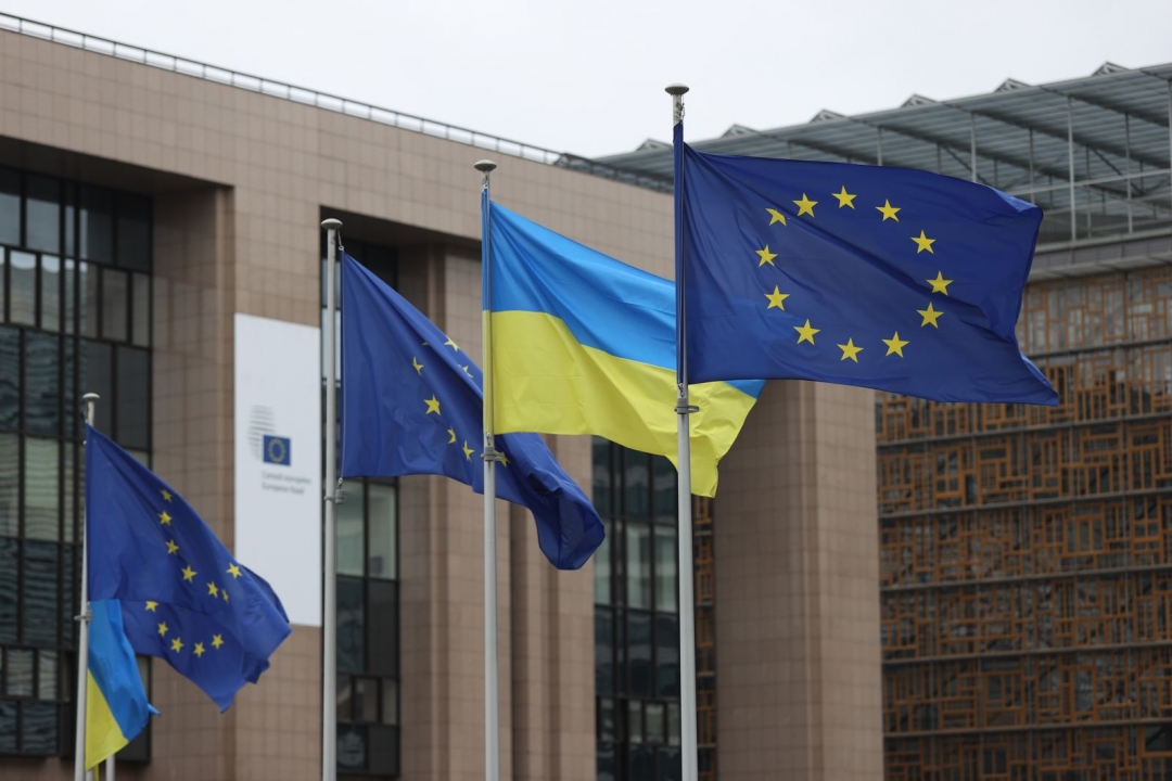 Cờ Liên minh châu Âu và cờ Ukraine tại trụ sở Ủy ban châu Âu ở Brussels, Bỉ. Ảnh: THX/TTXVN