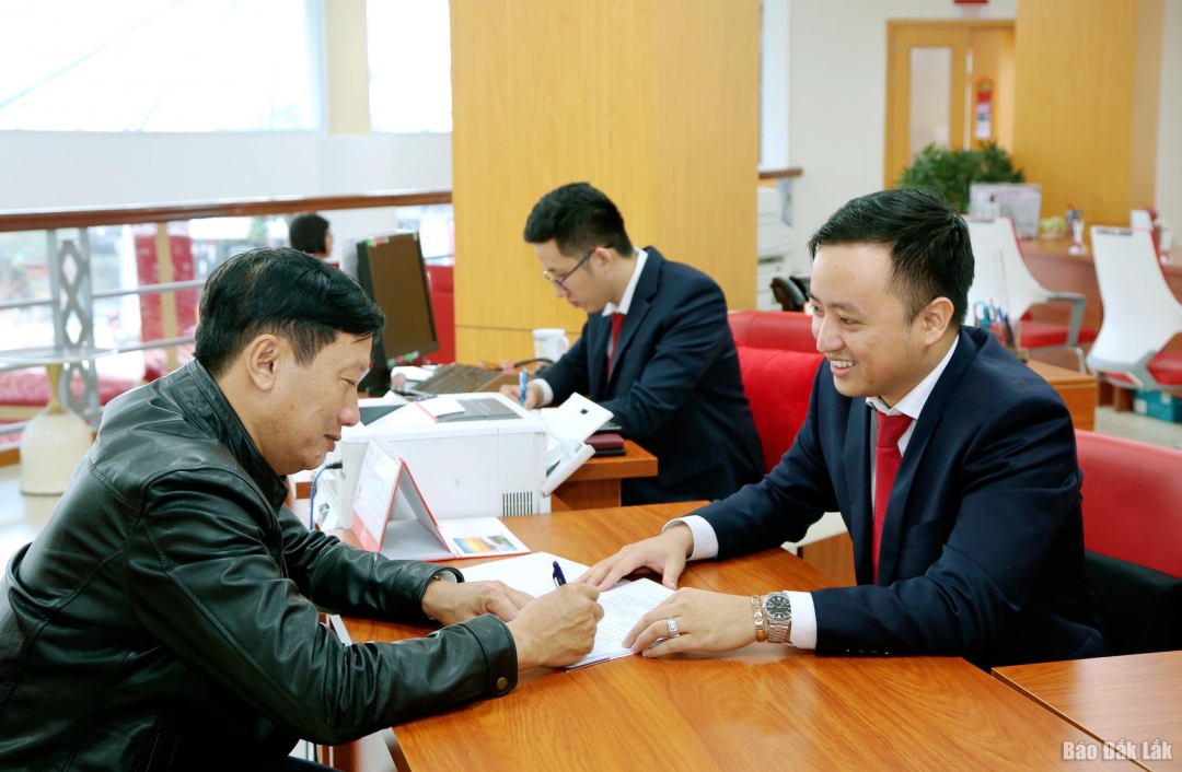 Khách hàng giao dịch tại Agribank Chi nhánh Bắc Đắk Lắk.