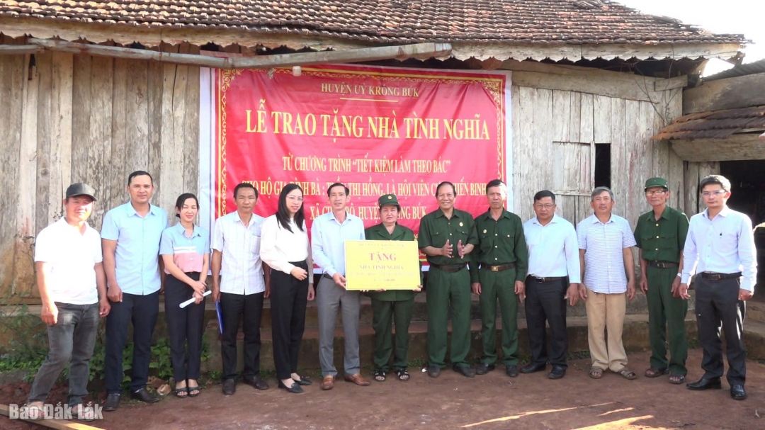 Bí thư Huyện ủy Krông Búk Nguyễn Hải Đông trao kinh phí hỗ trợ xây nhà cho đảng viên có hoàn cảnh khó khăn.