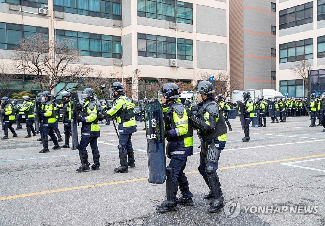 12.000 cảnh sát cơ động được triển khai để bảo vệ Seoul. (Ảnh: Yonhap News)