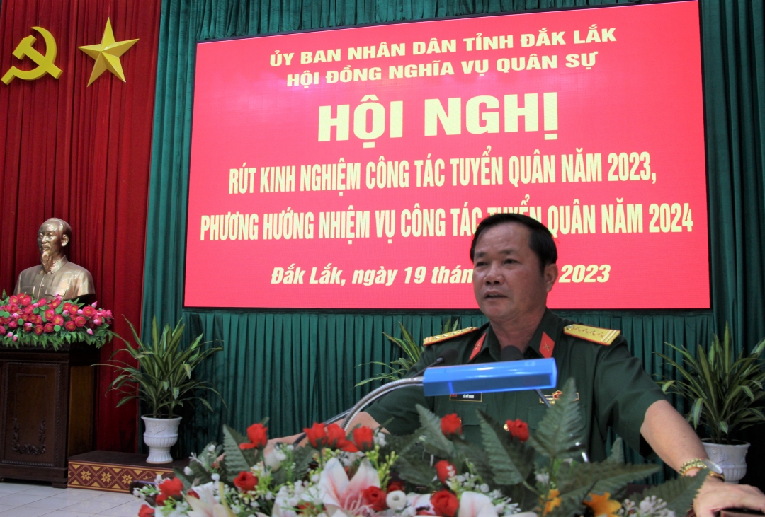 Đại tá Lê Mỹ Danh, Chỉ huy trưởng Bộ Chỉ huy Quân sự tỉnh, Phó Chủ tịch Thường trực Hội đồng NVQS tỉnh phát biểu tại hội nghị.