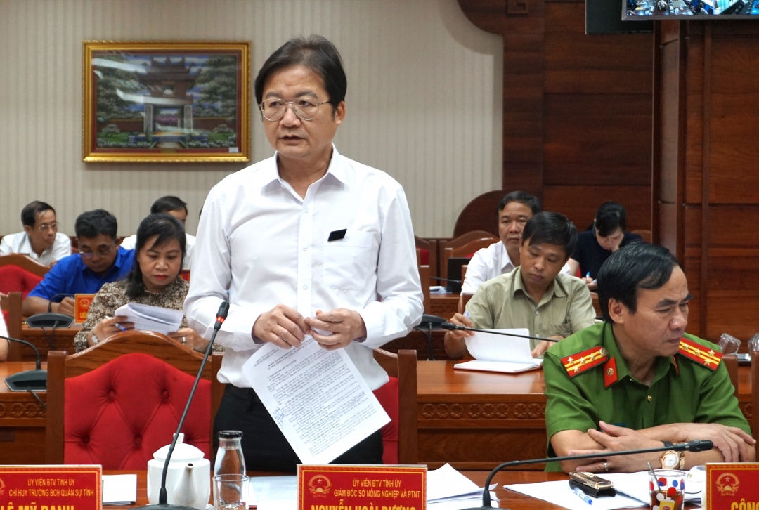 Giám đốc Sở Nông nghiệp và Phát triển nông thôn Nguyễn Hoài Dương đóng góp ý kiến tại phiên họp.