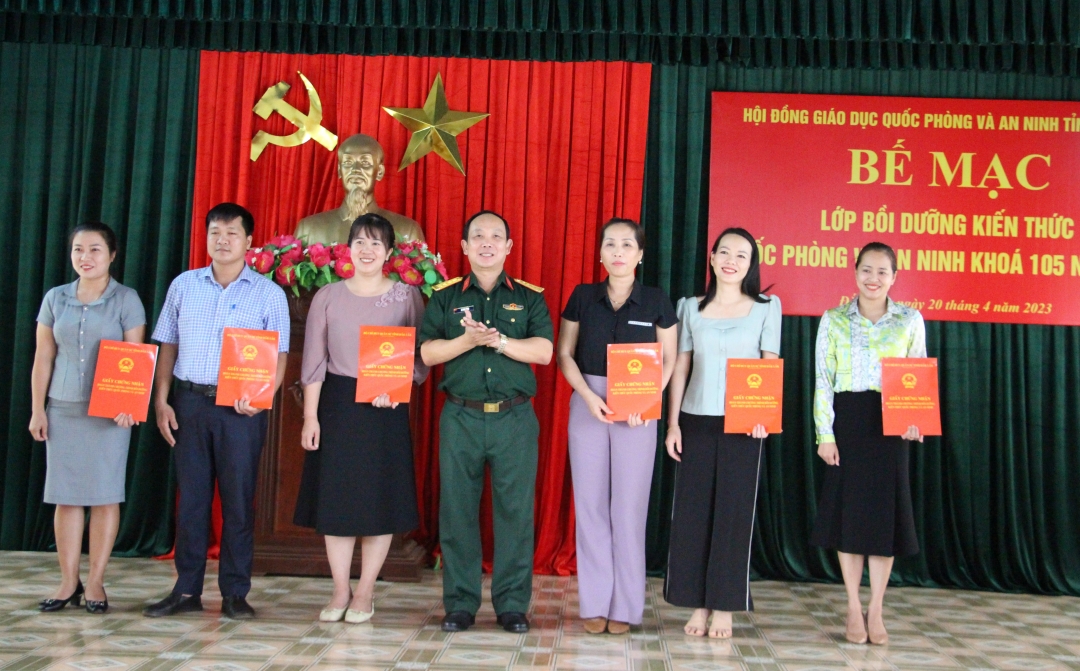 Đại tá Lê Văn Hùng, Phó Chỉ huy trưởng, Tham mưu trưởng Bộ Chỉ huy Quân sự tỉnh trao kết quả học tập cho học viên.