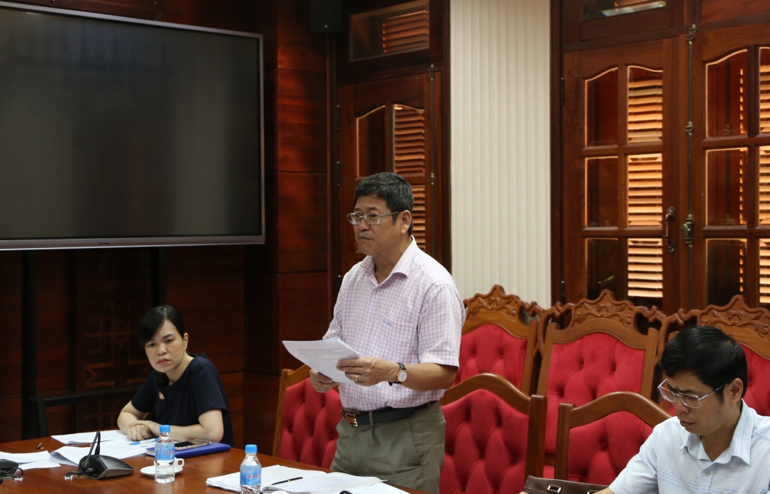 Giám đốc Sở Nội vụ Bạch Văn Mạnh làm rõ thêm một số nội dung trong dự thảo Nghị quyết.