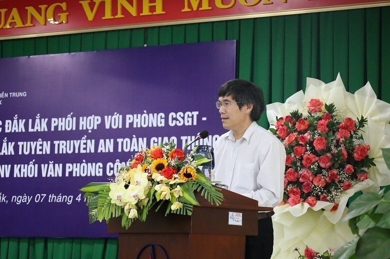 Ông Trần Tấn Phùng, Phó Giám đốc Điện lực Đắk Lắk phát biểu khai mạc và khái quát thực trạng ATGT trong ngành điện