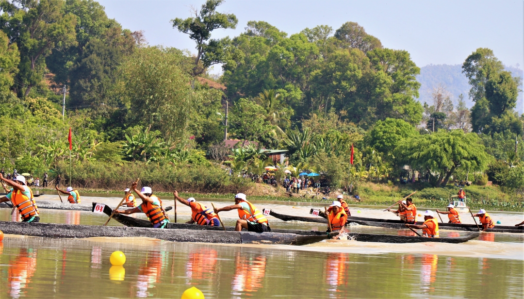 Màn tranh tài của các vận động viên tại Hội đua thuyền độc mộc huyện Lắk lần thứ 3 năm 2023.