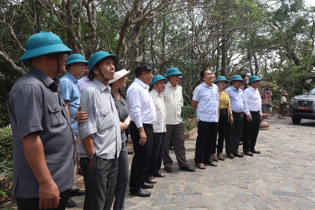 Lãnh đạo huyện dẫn đoàn đại biểu tham quan Biệt điện Bảo Đại.