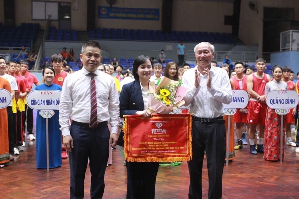 Ban tổ chức trao Cờ lưu niệm tặng đơn vị tài trợ.