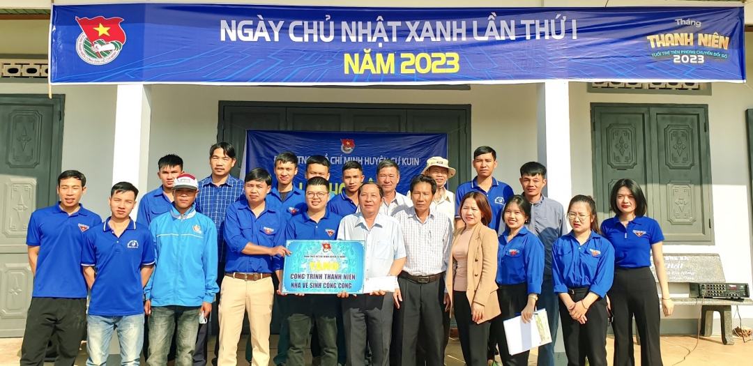 Đoàn viên thanh niên huyện Cư Kuin tham gia lễ Khởi công Công trình thanh niên Nhà vệ sinh cộng đồng tại thôn 11, xã Ea Ning.