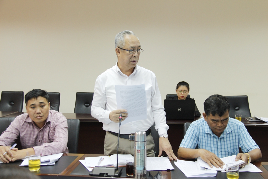 Phó Chủ tịch Thường trực Ủy ban MTTQ tỉnh Lê Xuân Sương tham gia ý kiến tại hội nghị.