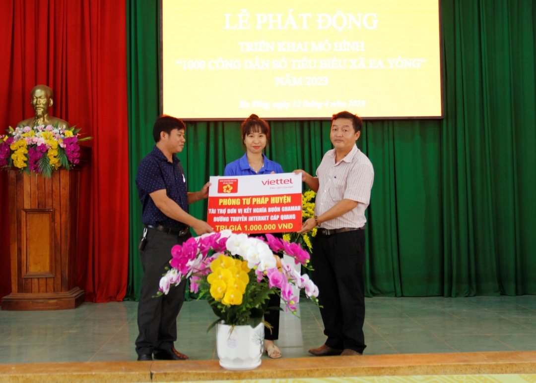Phòng Tư pháp huyện và Trường Tiểu học Chu Văn An tặng đường truyền Internet cho buôn Ghamah.