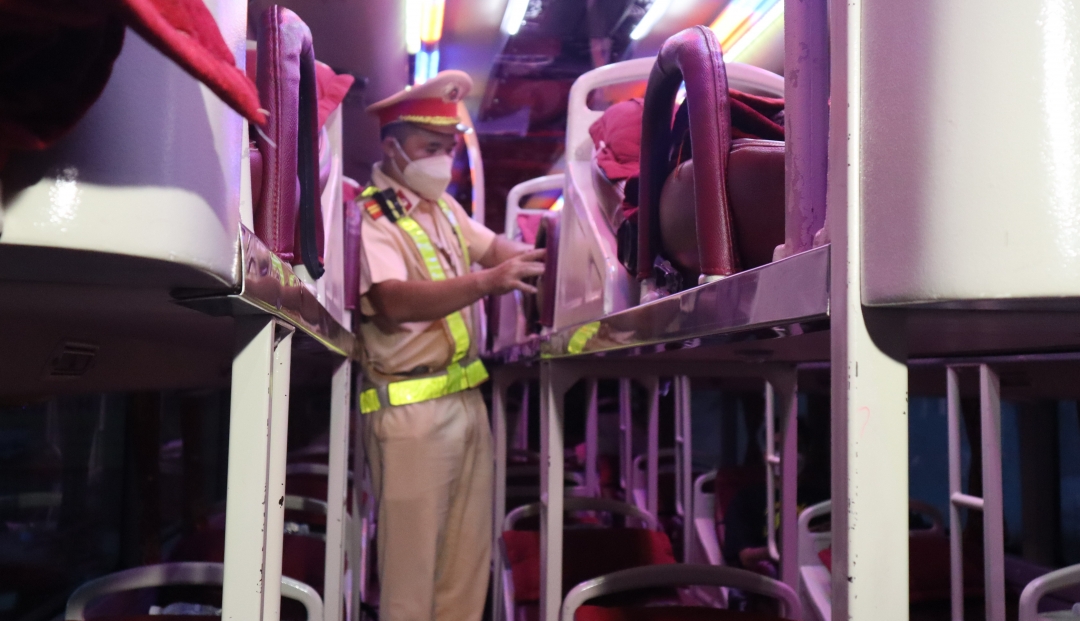 Cán bộ Đội Cảnh sát giao thông - Trật tự, Công an thị xã Buôn Hồ kiểm tra số lượng khách trên xe.