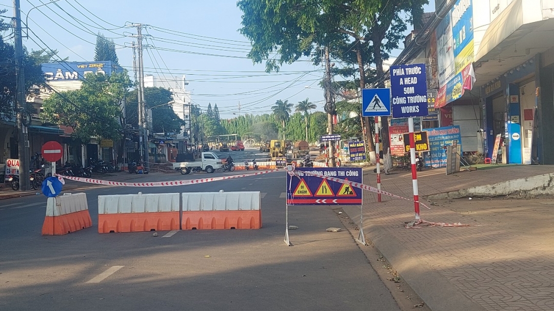 Rào chắn cấm người và phương tiện lưu thông vào khu vực thi công tại nút giao đường Đông Tây với đường Lê Duẩn.