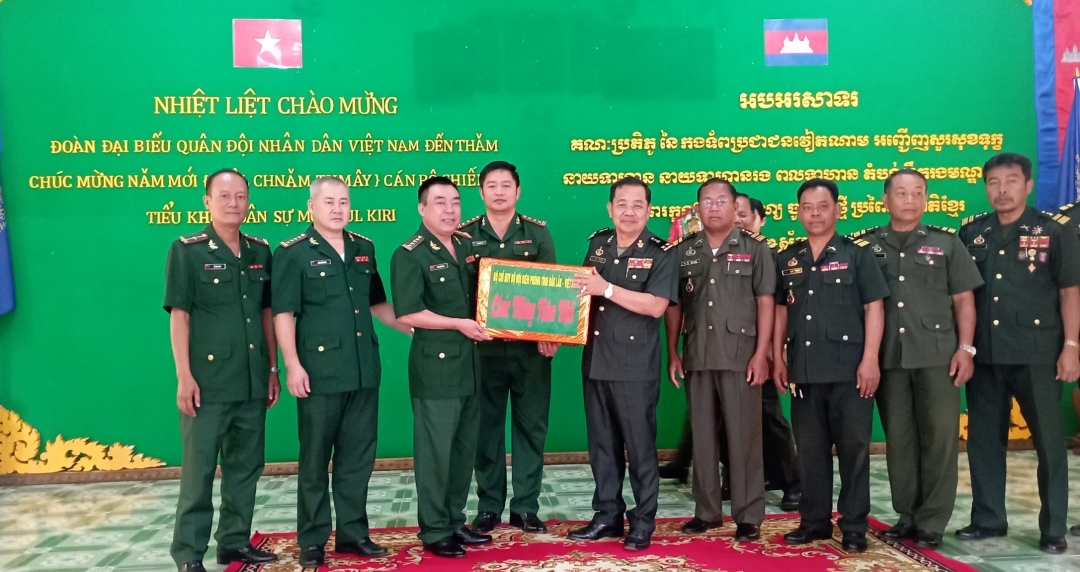 Đoàn công tác Bộ Chỉ huy BĐBP tỉnh Đắk Lắk tặng quà và chúc tết Tiểu khu Quân sự Mondulkiri. Ảnh: Ngọc Lân