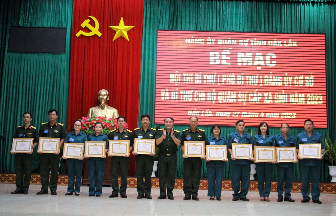 Đại tá Trần Minh Trọng, Chính ủy Bộ Chỉ huy Quân sự tỉnh trao giải Nhất và Nhì cho các thí sinh có thành tích xuất sắc tại hội thi.