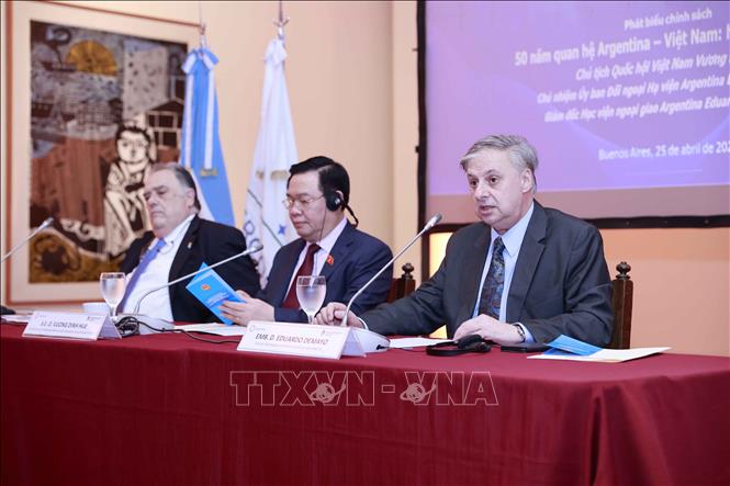 Giám đốc Học viện ngoại giao Argentina Eduardo Lionel Demayo phát biểu. Ảnh: TTXVN