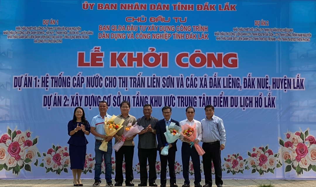 Các đồng chí trong Thường trực Huyện ủy Lắk tặng hoa cho chủ đầu tư và đại diện nhà thầu thi công các Dự án tại buổi lễ khởi công.
