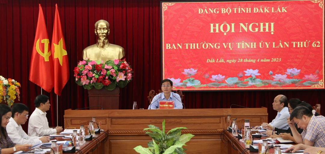 Ủy viên Trung ương Đảng, Bí thư Tỉnh ủy Nguyễn Đình Trung phát biểu tại hội nghị.