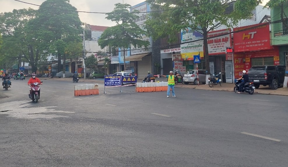 Hướng dẫn phương tiện và người tham gia giao thông trên đường Lê Duẩn rẽ vào đường Nguyễn Viết Xuân