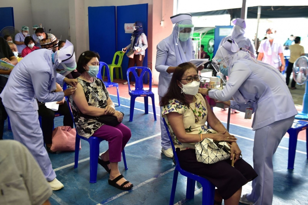 Nhân viên y tế tiêm vaccine ngừa COVID-19 cho người dân tại tỉnh Narathiwat, Thái Lan. Ảnh: AFP/TTXVN
