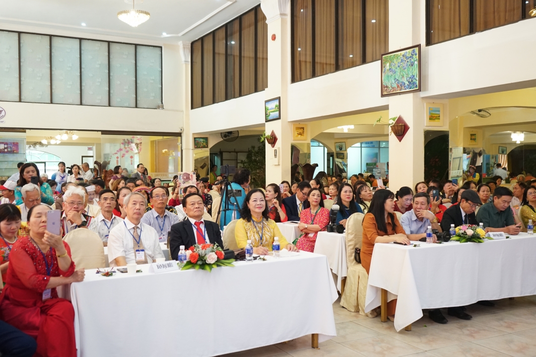 Đông đảo nhà thơ, văn nghệ sĩ và người yêu thơ tham dự Ngày hội