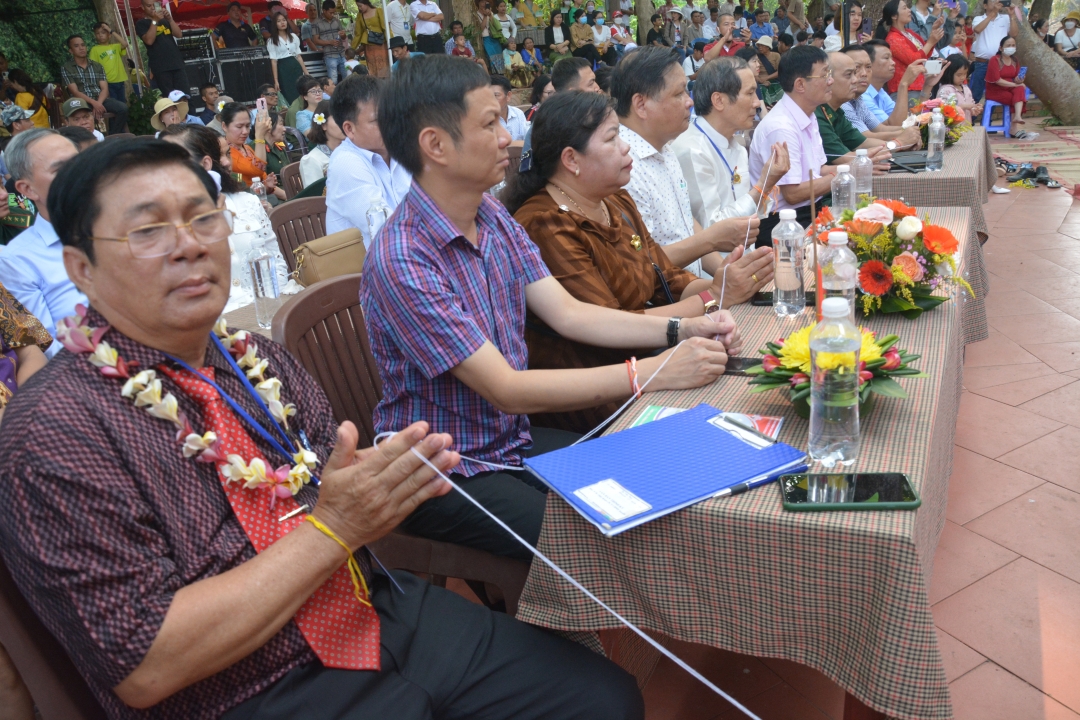 Các đại biểu và nhân dân về chung vui Tết cổ truyền Bunpimay.