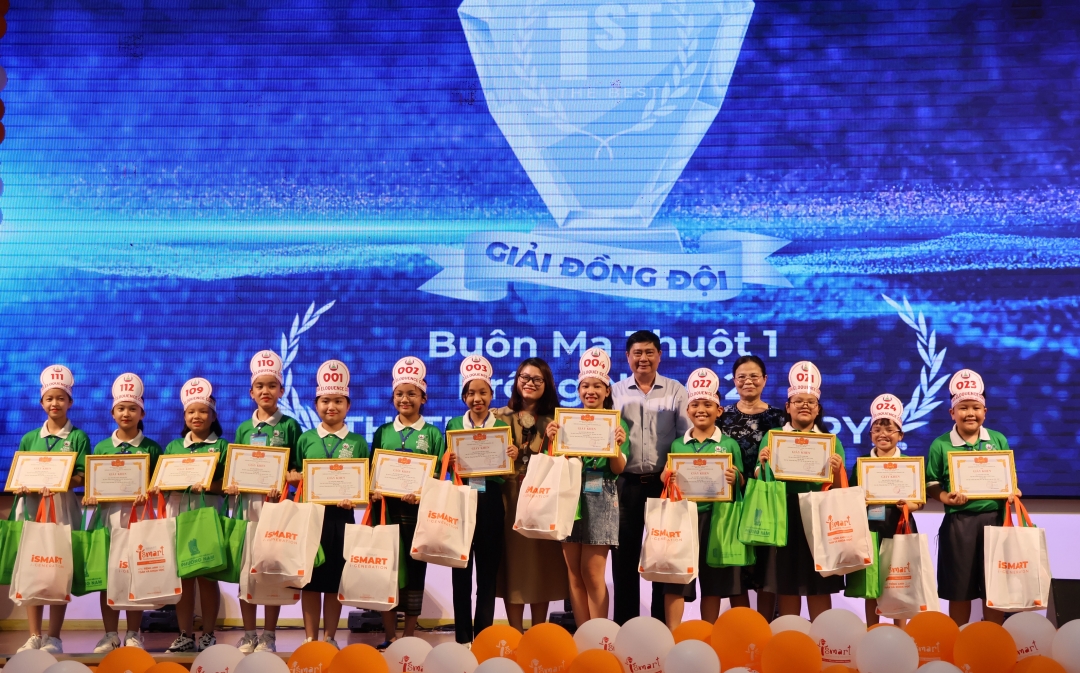 Ban tổ chức trao giải Nhất cho đội Krông Năng 2; Buôn Ma Thuột 1; Trường Tiểu học, THCS và THPT Victory