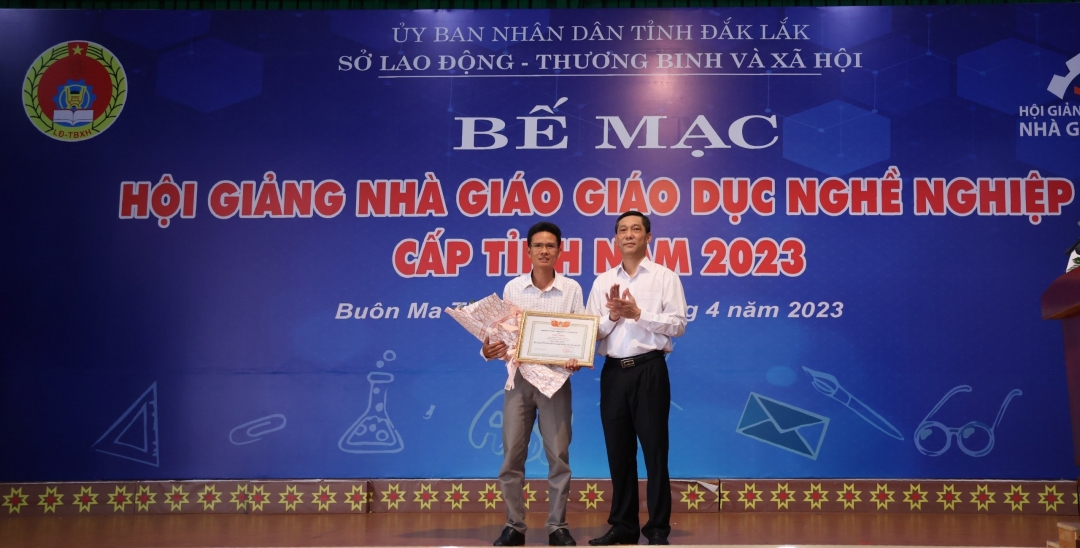 Phó Giám đốc Sở Lao động, Thương binh và Xã hội Nguyễn Quang Thuân trao giải Nhất cho thầy Nguyễn Như Trung, Trường Cao đẳng Công nghệ Tây Nguyên