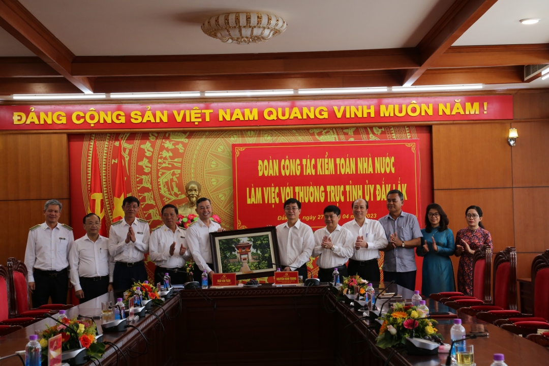 Lãnh đạo tỉnh Đắk Lắk tặng quà lưu niệm Đoàn công tác Kiểm toán Nhà nước