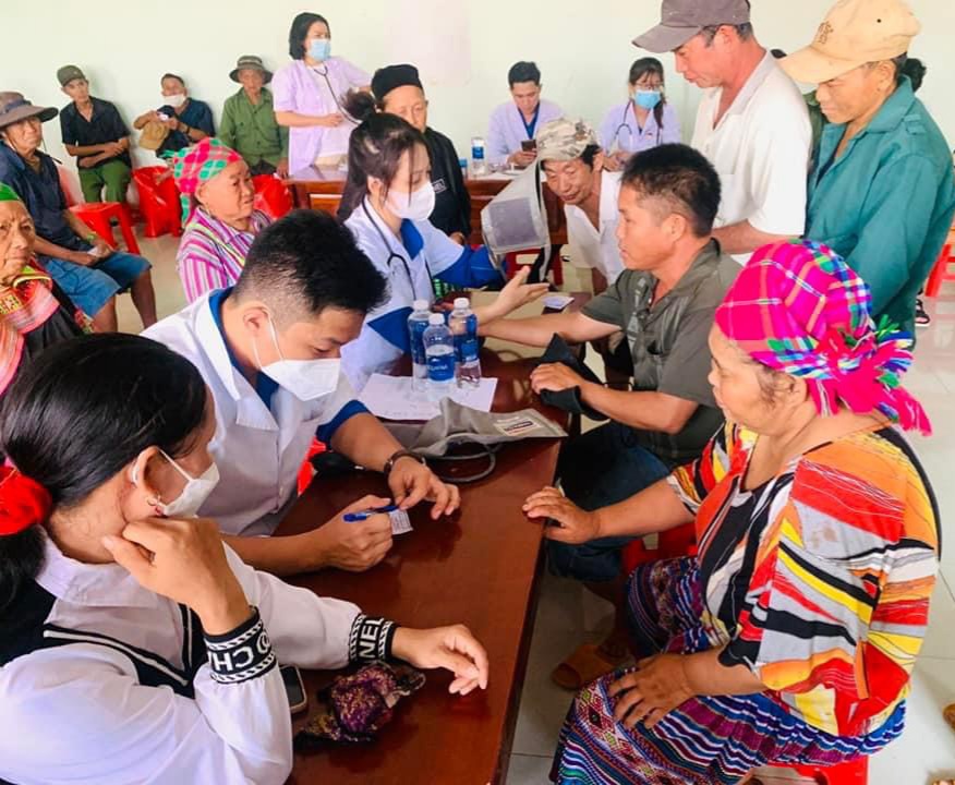 Các bác sỹ của Trung tâm Y tế huyện khám bệnh cho người dân tại khu tại định cư số 1, xã Cư Ea Lang.