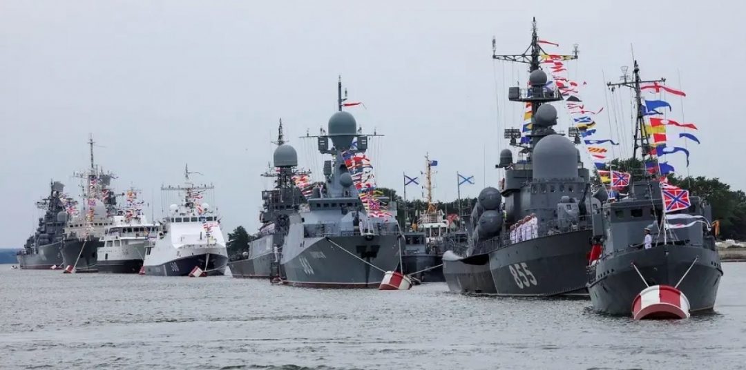 Tàu chiến Nga tại một điểm neo đậu trước thềm lễ diễu hành Ngày Hải quân ở Baltiysk thuộc vùng Kaliningrad tháng 7/2022. Ảnh: Reuters