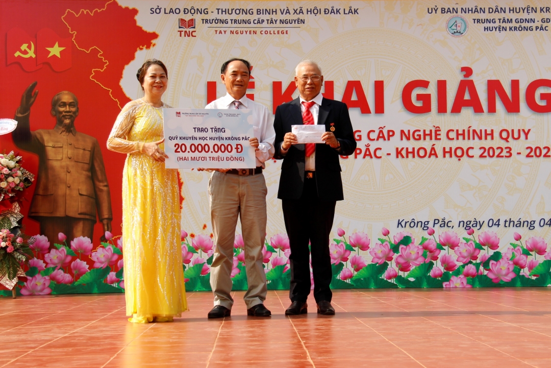 , Hội đồng quản trị và Ban giám hiệu Trường Trung cấp Tây Nguyên trao tặng 20 triệu đồng vào Quỹ Khuyến học của huyện Krông Pắc.