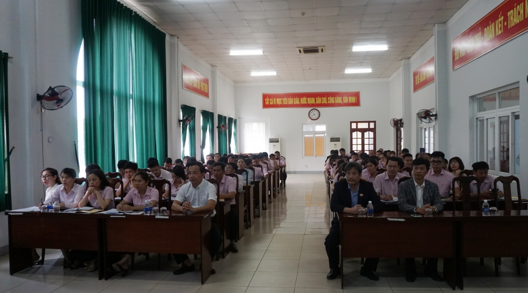 Các đại biểu và học viên tham dự lớp học