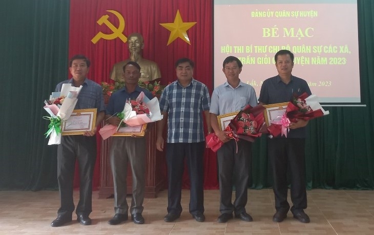 Bí thư Huyện ủy, Chủ tịch HĐND huyện Lắk Võ Ngọc Tuyên tặng hoa và Giấy khen cho các thí sinh đoạt giải cao tại hội thi.